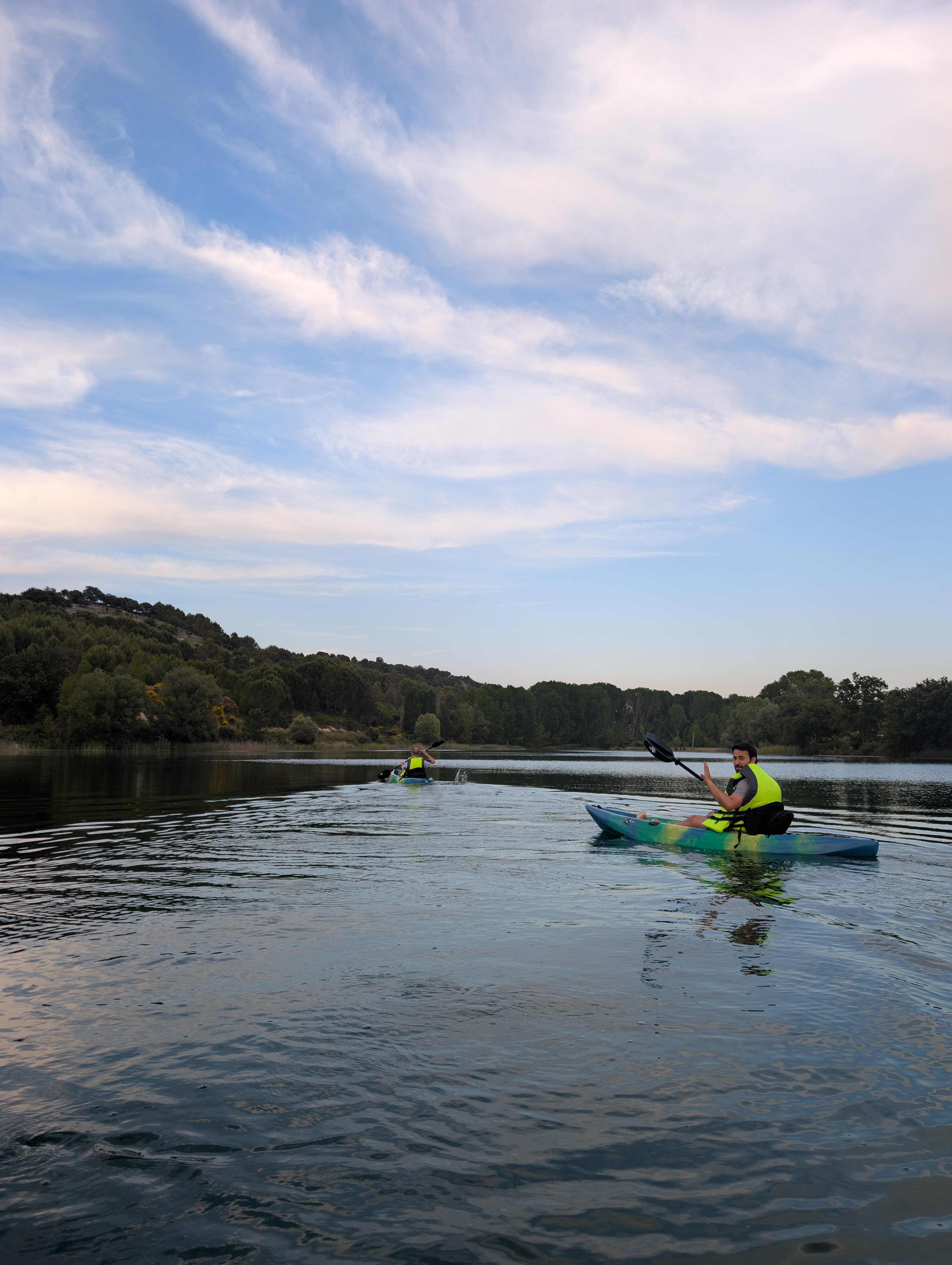 Ruta en kayak o canoa en el embalse: actividad más activa.