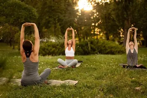 Sesión de yoga o meditación al aire libre al amanecer o atardecer.