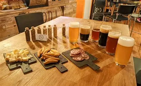 Cata de cervezas artesanales de la comarca si existen micro-cervecerías locales.
