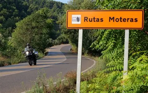 Ruta motera o en coche clásico por carretera secundaria descubriendo pueblos escondidos.