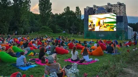 Noche de cine al aire libre en el glamping (pantalla grande bajo las estrellas).